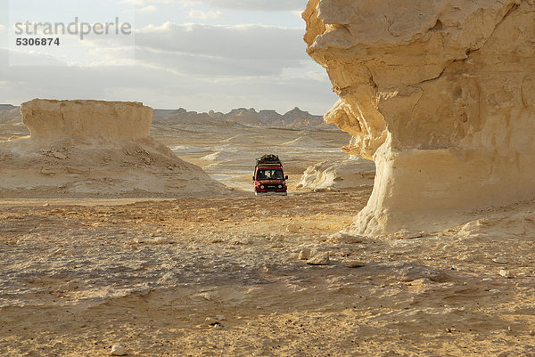 Allradfahrzeug  Kalksteinformationen  Weiße Wüste  Oase Farafra  Libysche Wüste  Ägypten  Afrika