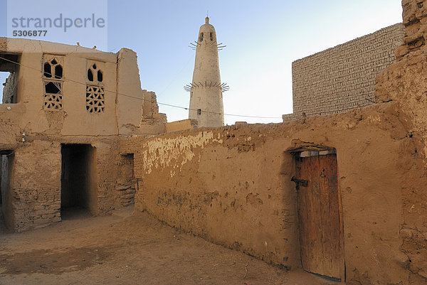 Altstadt mit Minarett der Nasr el Din-Moschee  El Qasr  Oase Dakhla  Libysche Wüste  Ägypten  Afrika