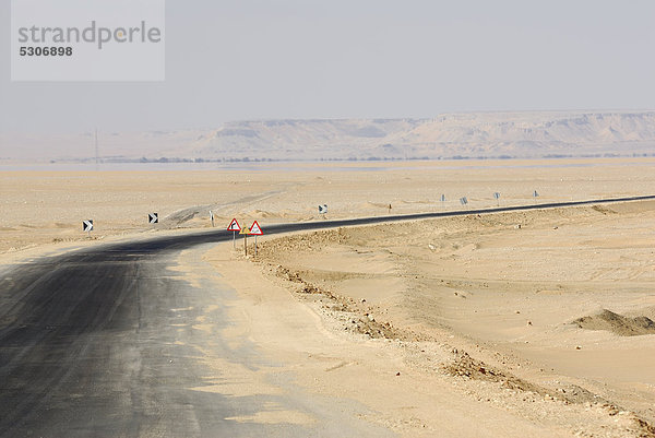 Wüstenstraße zwischen Oase Farafra und Oase Dakhla  Libysche Wüste  Ägypten  Afrika