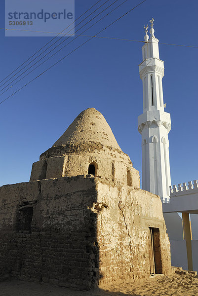 Wohnhaus frontal Afrika Oase Dachla Ägypten Moschee Schlamm neu Qasr