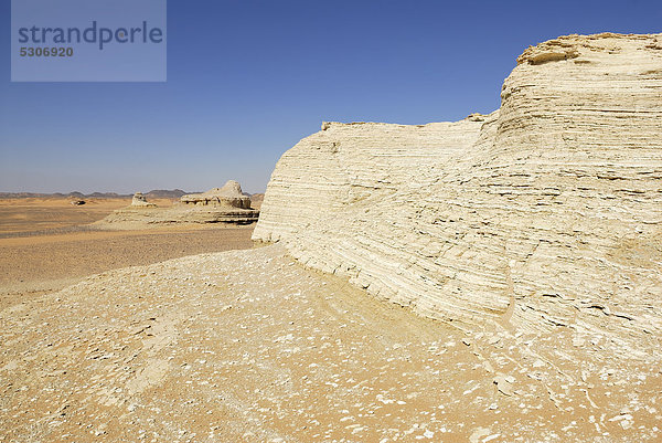 Felsformation  Wüstenlandschaft zwischen Oase Dakhla und Oase Kharga  Libysche Wüste  Sahara  Ägypten  Afrika