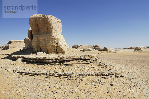 Felsformation  Wüstenlandschaft zwischen Oase Dakhla und Oase Kharga  Libysche Wüste  Sahara  Ägypten  Afrika
