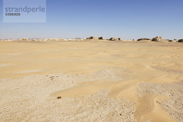 Wüstenlandschaft mit Sandverwehungen  zwischen Oase Dakhla und Oase Kharga  Libysche Wüste  Sahara  Ägypten  Afrika