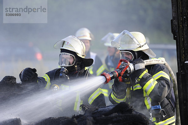 Feuerwehrmänner bei Nachlöscharbeiten an zwei ausgebrannten Lastwagen auf der A 8  Stuttgart  Baden-Württemberg  Deutschland  Europa