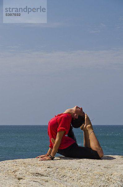 Frau in Yoga-Position Bhujangasana  am Meer in Kanyakumari  Tamil Nadu  Indien  Asien