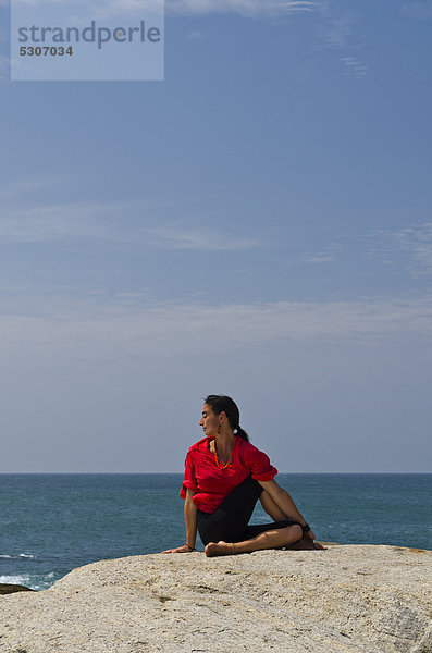 Frau in Yoga-Position Ardha Matsyendrasana  am Meer in Kanyakumari  Tamil Nadu  Indien  Asien