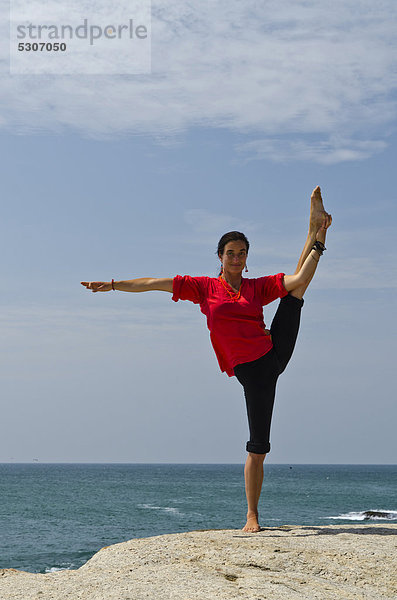 Frau in Yoga-Position Anjaneyasana  am Meer in Kanyakumari  Tamil Nadu  Indien  Asien