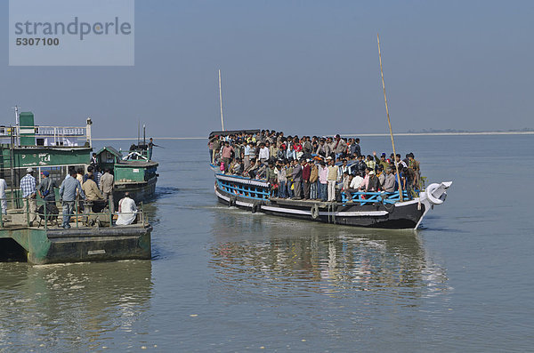 Die Dorffähre in Jorhat braucht mehr als eine Stunde  um den mächtigen Fluss Brahmaputra zu überqueren  Indien  Asien