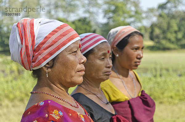 Frauen des Deori Stammes sammeln sich für eine Zusammenkunft im Dorf Major Deori  Assam  Indien  Asien