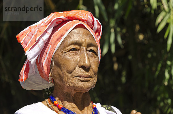 Stolze alte Frau des Deori-Stammes  Dorf Major Deori  Assam  Indien  Asien
