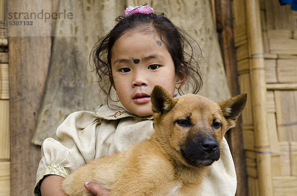 Apatani-Mädchen mit einem jungen Hund  Hong  Arunachal Pradesh  Indien  Asien