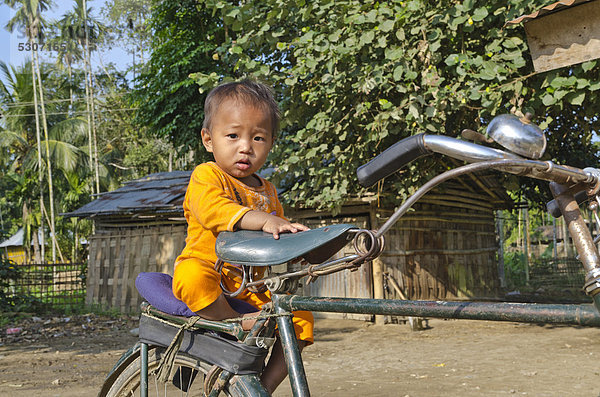 Kleiner Junge auf einem Fahrrad  Moran  Assam  Indien  Asien