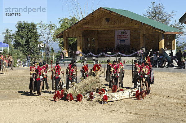 Die Stämme von Nagaland zeigen ihre Bräuche und Tänze auf dem großen Festgelände des Hornbill Festivals  Nagaland  Indien  Asien