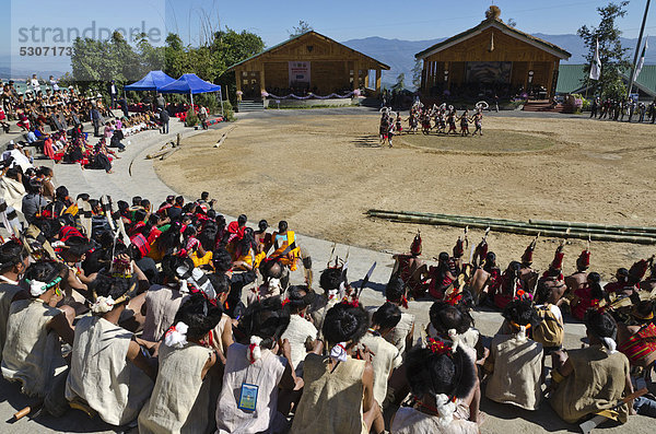 Die Stämme von Nagaland zeigen ihre Bräuche und Tänze auf dem großen Festgelände des Hornbill Festivals  Nagaland  Indien  Asien
