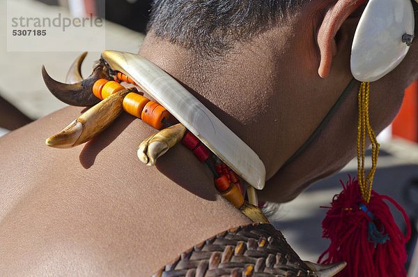 Mann in Stammestracht  auf dem jährlich stattfindenden Hornbill Festival  Kohima  Indien  Asien
