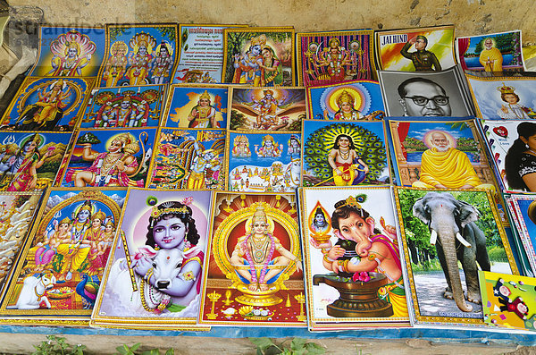 Bücher mit religiösen Geschichten  zum Verkauf in Varkala  Kerala  Indien  Asien