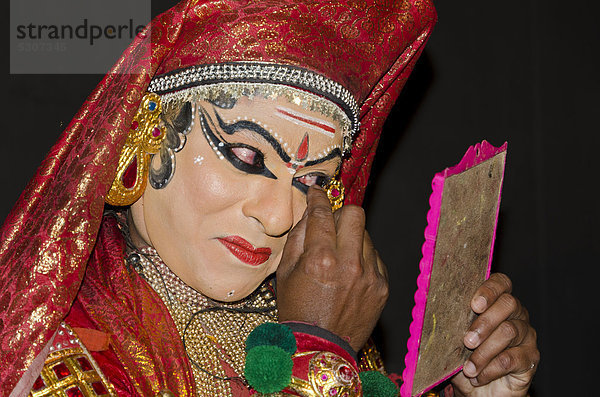 Das Make-up für die Kathakali-Figur Nakrathundi wird aufgetragen  Varkala  Kerala  Indien  Asien