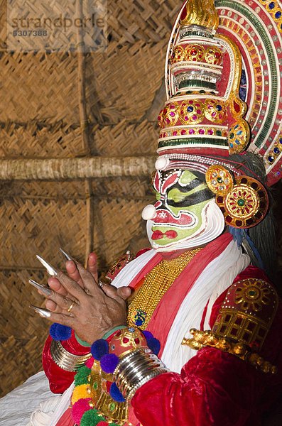 Ravana-Darsteller  Kathakali Tanztheater  Perattil  Kerala  Indien  Asien