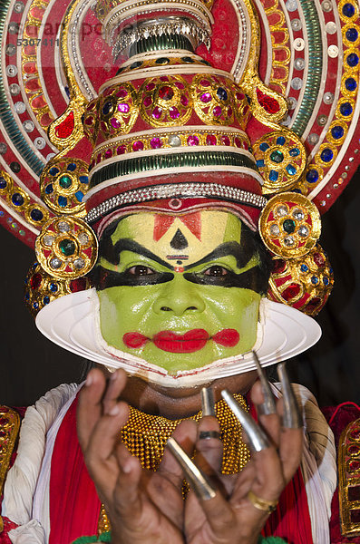 Naradan-Darsteller  Kathakali Tanztheater  Perattil  Kerala  Indien  Asien