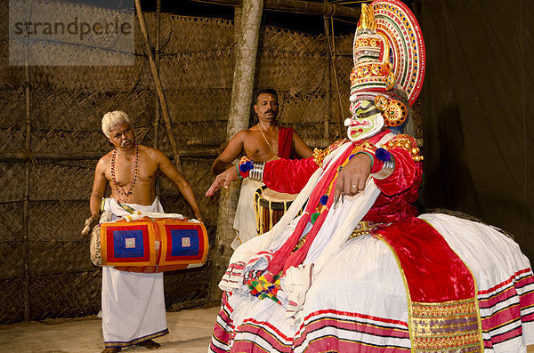 Ravana-Darsteller auf der Bühne im Kolornagerkavu-Mandir-Tempel  Kathakali Tanztheater  Perratil  Kerala  Indien  Asien