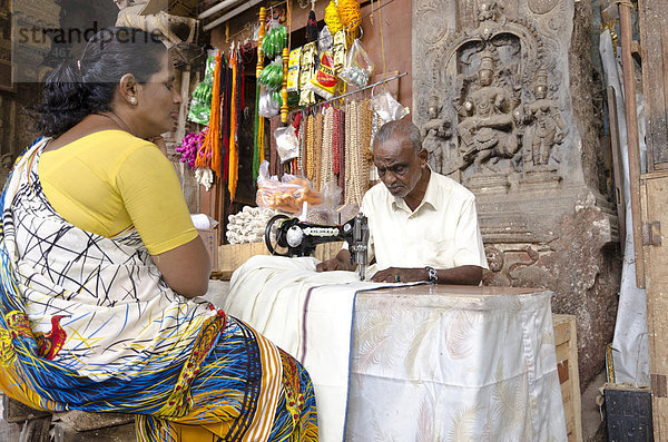 Schneider mit einer Kundin  gegenüber vom Minakshi-Tempel in Madurai  Tamil Nadu  Indien  Asien