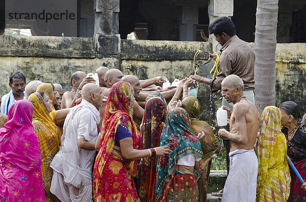 Pilger bei einem Waschritual mit 22 Stationen rund um den Ramanathaswami-Tempel  eine Zeremonie bei der kleine Sünden weggewaschen werden  Rameswaram  Tamil Nadu  Indien  Asien