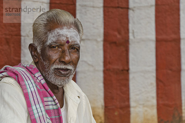 Pilger macht Rast vor der Außenmauer des Minakshi-Tempels  Madurai  Tamil Nadu  Indien  Asien