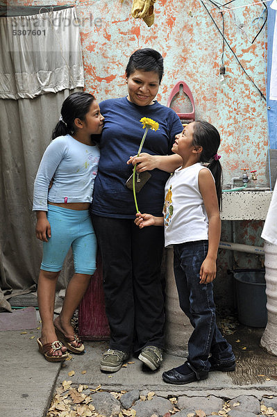 Mädchen schenken Mutter eine Blume  Queretaro  Mexiko  Nordamerika  Lateinamerika