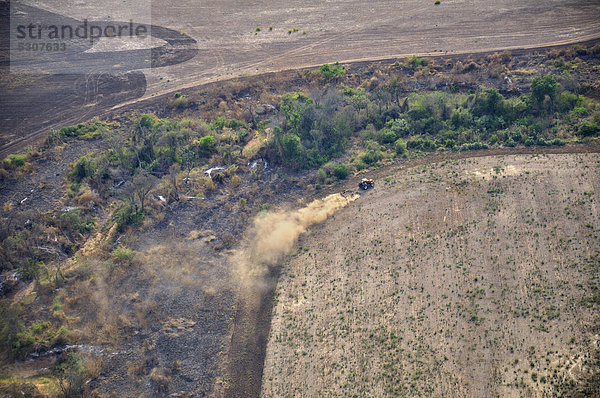 Luftaufnahme aus einer Cessna: Traktor bearbeitet illegal gerodete Fläche. Resten der ursprünglichen Chaco-Vegetation  Gran Chaco  Salta  Argentinien  Südamerika