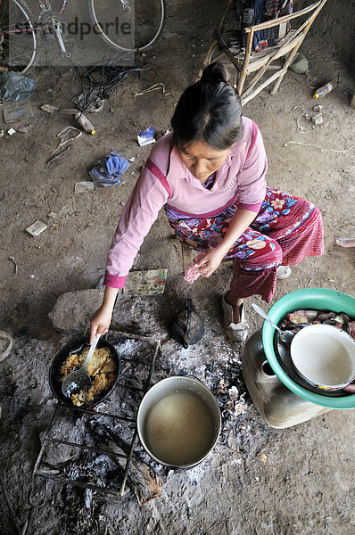 Frau  31 Jahre  bereitet Mahlzeit in einfacher Küche zu  Indigenen-Gemeinde La Curvita  in der Sprache der Wichi-Indianer: Hothaj  Gran Chaco  Salta  Argentinien  Südamerika