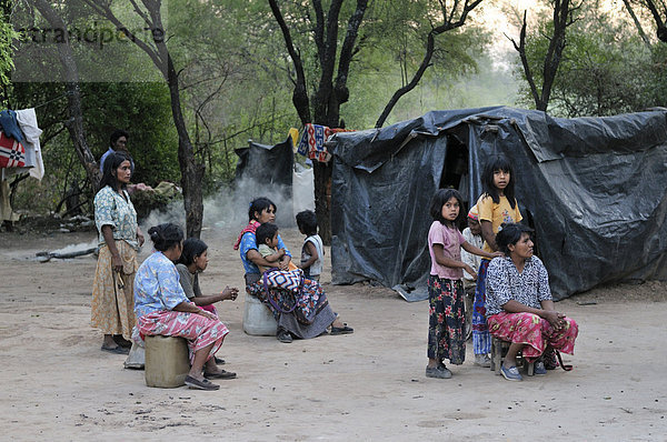 Bewohner des sehr armen indigenen Dorfes Chuchuy  Gran Chaco  Salta  Argentinien  Südamerika