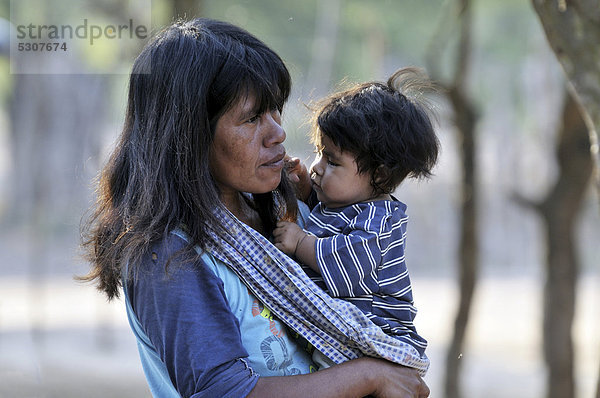 Indigene Mutter mit Kind  Indigenen-Gemeinde Zapota  Gran Chaco  Salta  Argentinien  Südamerika
