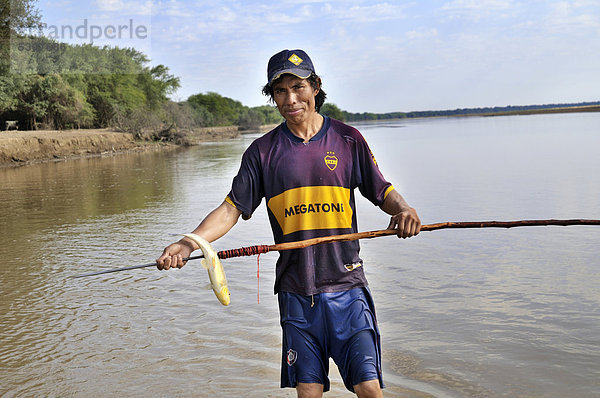 Junger Mann fischt mit Speer im Fluss Pilcomayo  Indigenen-Gemeinde La Curvita  in der Sprache der Wichi-Indianer: Hothaj  Gran Chaco  Salta  Argentinien  Südamerika