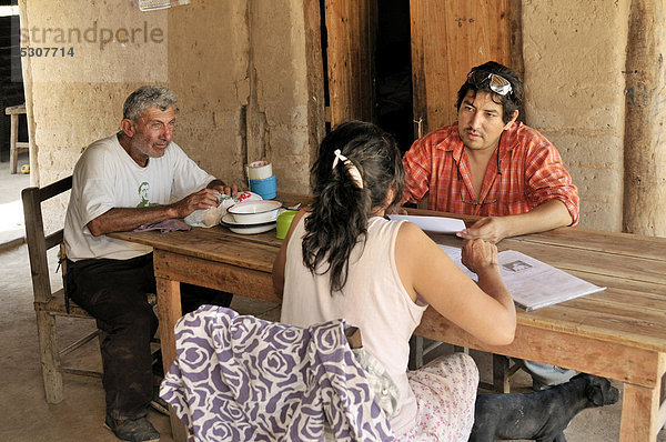 Entwicklungshelfer berät Kleinbauern  Puesto La Guascha  Gran Chaco  Salta  Argentinien  Südamerika