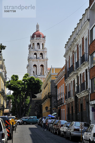 Straße mit Blick auf die Kirche Iglesia La Compania in Puebla  UNESCO Weltkulturerbe  Mexiko  Lateinamerika  Nordamerika