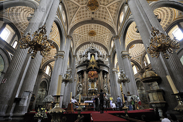 Innenraum und Hauptaltar der Kathedrale  Puebla  UNESCO Weltkulturerbe  Mexiko  Lateinamerika  Nordamerika