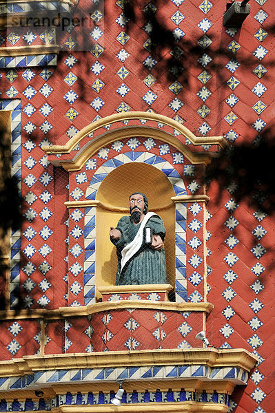 Statue eines Evangelisten mit indigenen Gesichtszügen in der Fassade der Kirche Iglesia Santa Maria de Tonantzintla  San Pedro Cholula  Puebla  Mexiko  Lateinamerika  Nordamerika