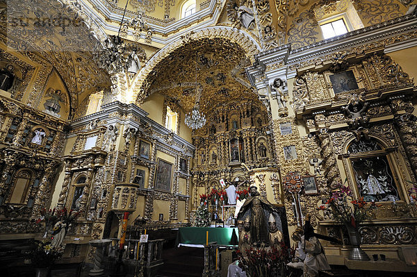 Geschmückter Innenraum der Kirche Iglesia San Francisco de Acatepec  San Pedro Cholula  Puebla  Mexiko  Lateinamerika  Nordamerika
