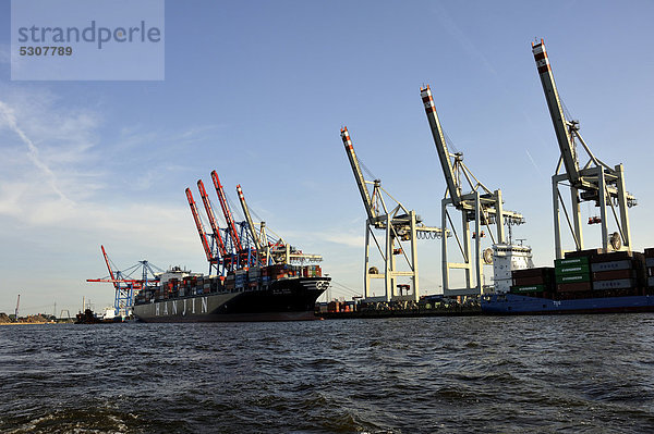 Beladen eines Containerschiffs aus China im Hamburger Hafen  Hansestadt Hamburg  Deutschland  Europa