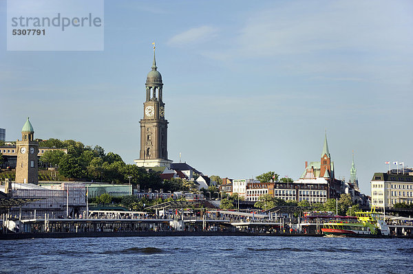 Blick auf Uferpromenade und den Hamburger Michel vom Becken des Hamburger Hafens aus  Hansestadt Hamburg  Deutschland  Europa