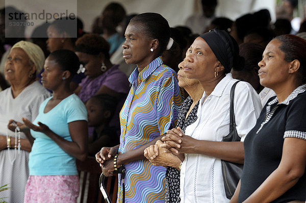 Gläubige Frauen während Gottesdienst  Stadtteil Turgeau  Port-au-Prince  Haiti  Karibik  Zentralamerika