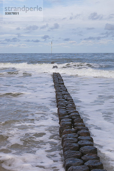 Wellenbrecher am Strand von Amrum  Nordfriesische Insel  Schleswig-Holstein  Deutschland  Europa