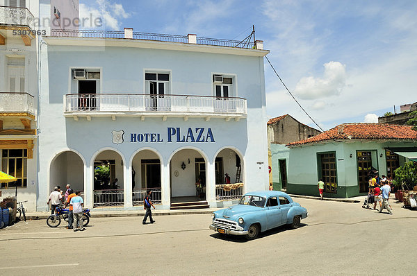 Oldtimer vor dem Hotel Plaza in der Altstadt von Sancti SpÌritus  Kuba  Karibik
