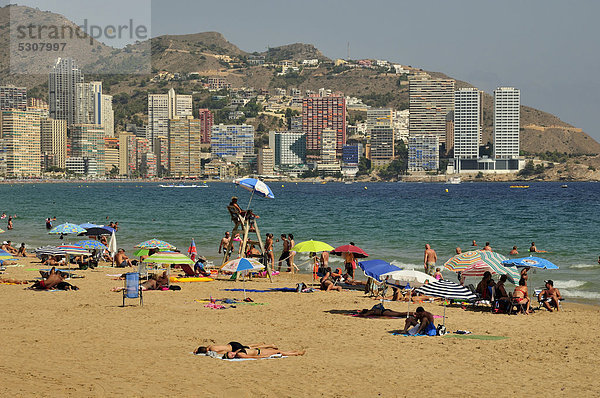 Hochhäuser und Badegäste am Strand Playa Levante  Massentourismus  Benidorm  Costa Blanca  Spanien  Europa