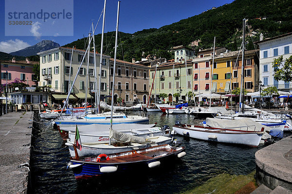 Hafen von Gargnano  Gardasee  Trentino  Italien  Europa