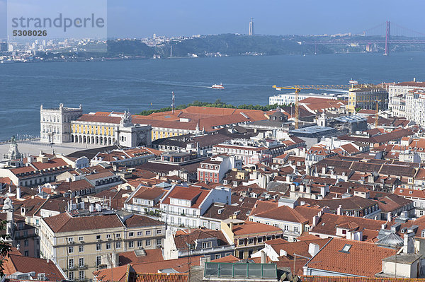 Aussicht über Lissabon und PraÁa do Comercio  Handelsplatz  am Tajo Fluss  Baixa Viertel  Lissabon  Portugal  Europa