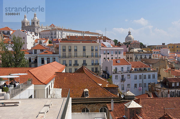 Sao Vicente da Fora Kirche gesehen vom Santa Luzia Aussichtpunkt  Alfama Viertel  Lissabon  Portugal  Europa