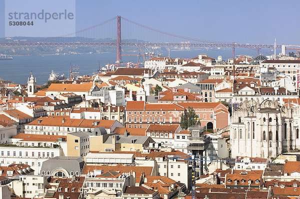 Aussicht über Lissabon und Ponte 25 de Abril Brücke  Portugal  Europa
