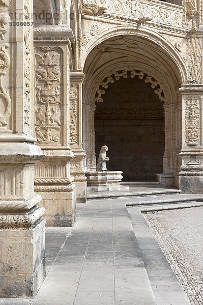 Innenhof des zweistöckigen Klosters des Mosteiro dos JÈronimos  Hieronymus Kloster  Unesco Weltkulturerbe  Belem Viertel  Lissabon  Portugal  Europa