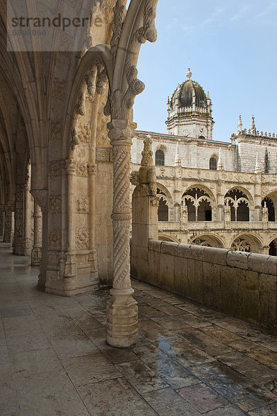 Innenhof des zweistöckigen Klosters des Mosteiro dos JÈronimos  Hieronymus Kloster  Unesco Weltkulturerbe  Belem Viertel  Lissabon  Portugal  Europa